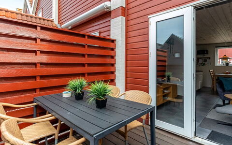 Alissa - 400M from the Sea: Möbel, Holz, Interior Design, Flooring, Fussboden, Stuhl, Zimmer, Decke, Wohnzimmer, Wohnung