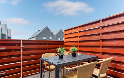Alissa - 400M from the Sea: Möbel, Holz, Interior Design, Flooring, Fussboden, Stuhl, Zimmer, Decke, Wohnzimmer, Wohnung