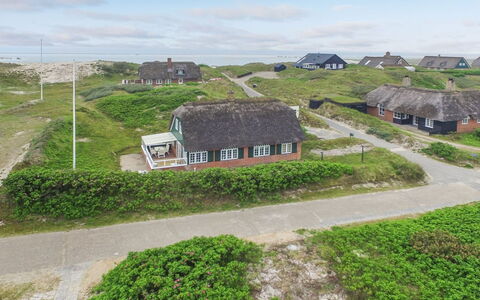 Mattias - 100M from the Sea: Wohngebiet, Dach, Vorort, Auffahrt, Estate, Kamin