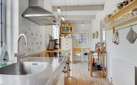 Mattias - 100M from the Sea: Küche, Countertop, Küchengerät, Interior Design, Möbel, Cabinetry, Flooring, Holz, Major Appliance, Decke