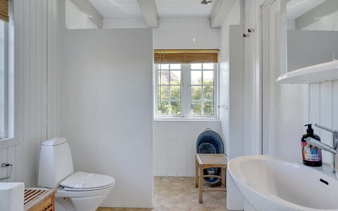 Mattias - 100M from the Sea: Flooring, Armatur, Wand, Fussboden, Badezimmer, Interior Design, Holz, Decke, Sinken, Zapfhahn