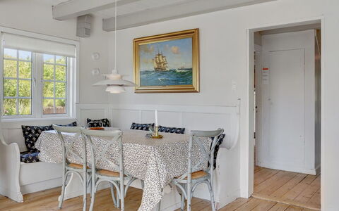 Mattias - 100M from the Sea: Möbel, Interior Design, Flooring, Holz, Decke, Fussboden, Esszimmer, Tabelle, Stuhl, Küche & Esszimmer Tisch