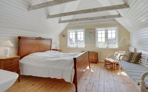 Mattias - 100M from the Sea: Flooring, Holz, Interior Design, Decke, Schlafzimmer, Fussboden, Möbel, Bett, Holzboden, Beleuchtung