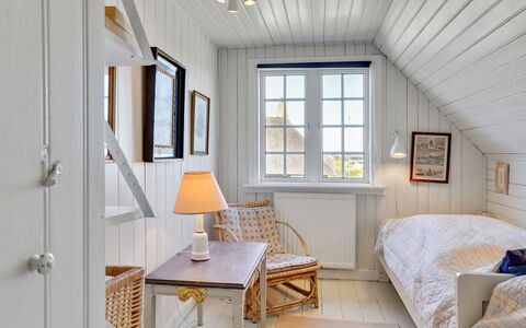 Mattias - 100M from the Sea: Holz, Flooring, Interior Design, Decke, Fussboden, Schlafzimmer, Möbel, Zuhause, Bett, Zimmer