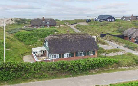 Mattias - 100M from the Sea: Wohngebiet, Dach, Vorort, Auffahrt, Estate, Kamin