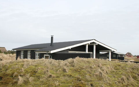 Eikka - 600M from the Sea: Strauch, Urban Design, Ground, Backstein, Wohnung, Estate, Mauerwerk, Balkon, Landscaping