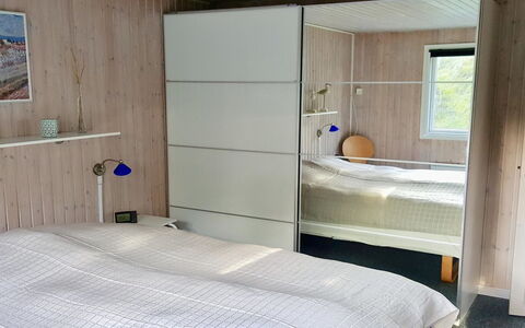 Gudrid - 500M from the Sea: Holz, Flooring, Möbel, Fussboden, Interior Design, Schlafzimmer, Bett, Zimmer, Bettdecke, Bedding
