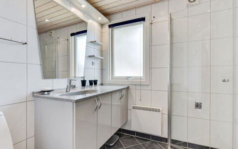 Gudrid - 500M from the Sea: Armatur, Flooring, Fussboden, Sinken, Decke, Badezimmer, Interior Design, Installation, Zapfhahn, Badezimmerschrank