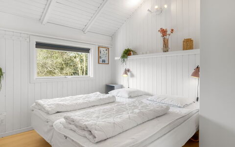 Julie - 1.5Km from the Sea: Holz, Schlafzimmer, Interior Design, Decke, Bett, Bedding, Fussboden, Bettdecke, Linens, Möbel