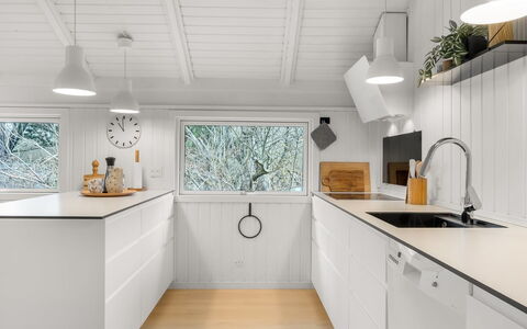 Julie - 1.5Km from the Sea: Küche, Flooring, Interior Design, Holz, Countertop, Decke, Fussboden, Cabinetry, Light Fixture, Küchengerät
