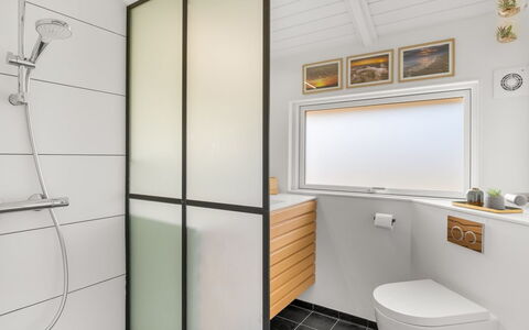 Julie - 1.5Km from the Sea: Interior Design, Flooring, Armatur, Badezimmer, Fussboden, Toilette, Installation, Zuhause, Decke, Zimmer