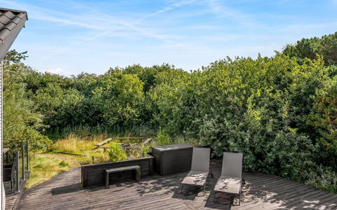 Julie - 1.5Km from the Sea: Holz, Vegetation, Strauch, Pflanzengemeinschaft, Grundstueck, Deck, Hartholz, Planke, Promenade, Garten