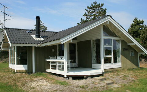 Klint - 1.7Km from the Sea: Dach, Haus, Grundstueck, Zuhause, Hütte, Estate, Gartenbauten, Schatten, Blockhaus, Landscaping