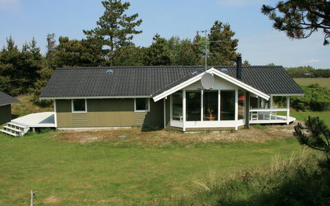 Klint - 1.7Km from the Sea: Dach, Haus, Grundstueck, Zuhause, Hütte, Estate, Gartenbauten, Schatten, Blockhaus, Landscaping