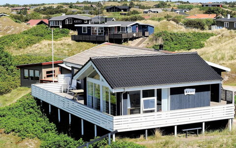 Ute - 200M from the Sea: Wohngebiet, Dach, Vorort, Auffahrt, Estate, Kamin
