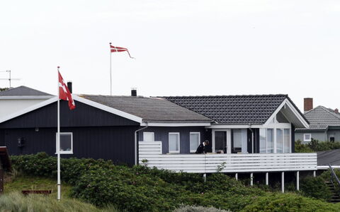 Ute - 200M from the Sea: Wohngebiet, Dach, Vorort, Auffahrt, Estate, Kamin
