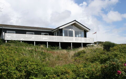 Ute - 200M from the Sea: Wohngebiet, Dach, Vorort, Auffahrt, Estate, Kamin