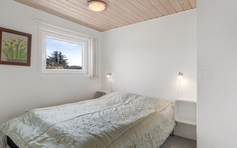 Ute - 200M from the Sea: Wand, Schlafzimmer, Bett, Interior Design, Holz, Decke, Bettdecke, Bedding, Fussboden, Flooring