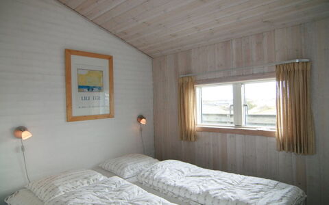 Benja - 200M from the Sea: Holz, Schlafzimmer, Bett, Bettdecke, Decke, Bedding, Fussboden, Interior Design, Bettrahmen, Linens