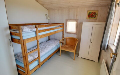 Benja - 200M from the Sea: Wand, Fussboden, Flooring, Holz, Schlafzimmer, Interior Design, Bett, Etagenbett, Möbel, Zimmer