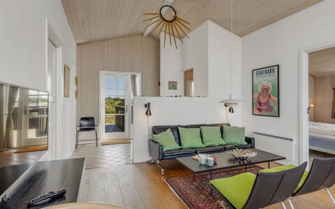 Benja - 200M from the Sea: Möbel, Interior Design, Flooring, Fussboden, Couch, Wand, Holz, Decke, Zimmer, Wohnzimmer