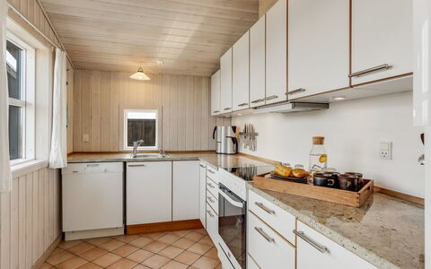 Benja - 200M from the Sea: Flooring, Holz, Fussboden, Küche, Interior Design, Countertop, Decke, Sinken, Cabinetry, Major Appliance