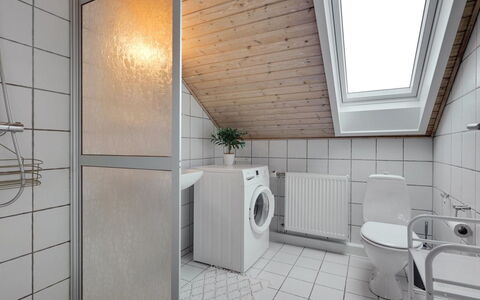 Akim - 2Km from the Sea: Flooring, Fussboden, Interior Design, Decke, Armatur, Zimmer, Installation, Badezimmer, Fliese, Light Fixture