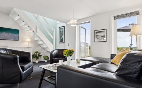 Akim - 2Km from the Sea: Interior Design, Möbel, Flooring, Decke, Couch, Fussboden, Wohnzimmer, Zimmer, Wohnung, Tabelle