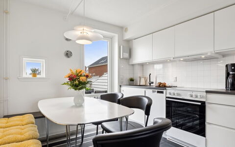 Akim - 2Km from the Sea: Möbel, Interior Design, Flooring, Decke, Küche, Fussboden, Countertop, Zuhause, Beleuchtung, Wohnung