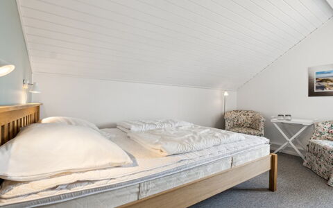 Akim - 2Km from the Sea: Bett, Schlafzimmer, Interior Design, Fussboden, Flooring, Bedding, Bettdecke, Holz, Möbel, Decke