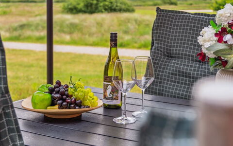 Akim - 2Km from the Sea: Möbel, Gartenmöbel, Geschirr, Tabelle, Drinkware, Stuhl, Tisch Im Freien, Essen, Flasche