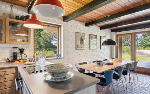 Jorinde - 2.8Km from the Sea: Holz, Decke, Interior Design, Möbel, Küche, Zuhause, Light Fixture, Countertop, Küche & Esszimmer Tisch, Zimmer