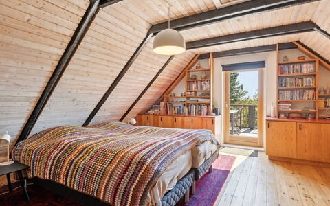 Jorinde - 2.8Km from the Sea: Möbel, Schlafzimmer, Holz, Interior Design, Decke, Flooring, Fussboden, Zimmer, Bett, Dachboden