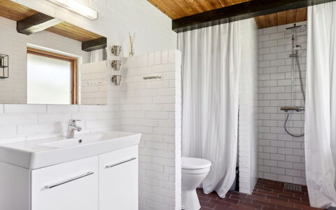 Jorinde - 2.8Km from the Sea: Flooring, Wand, Fussboden, Armatur, Badezimmer, Interior Design, Decke, Installation, Zimmer, Fliese
