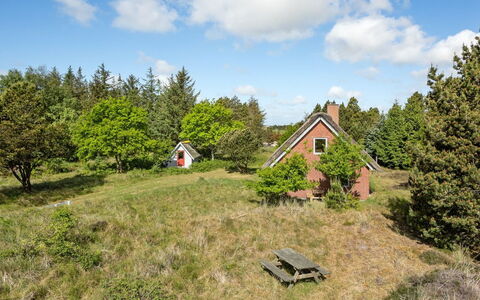 Jorinde - 2.8Km from the Sea: Möbel, Interior Design, Stuhl, Flooring, Tabelle, Resort, Fussboden, Decke, Zimmer, Eco Hotel