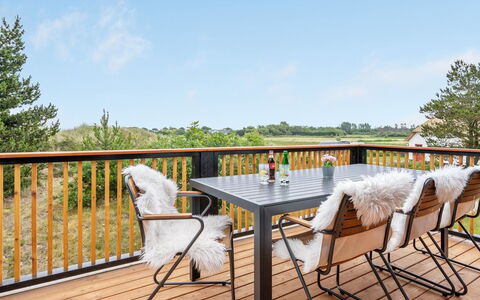 Jorinde - 2.8Km from the Sea: Möbel, Interior Design, Stuhl, Flooring, Tabelle, Resort, Fussboden, Decke, Zimmer, Eco Hotel