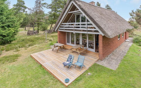 Jorinde - 2.8Km from the Sea: Möbel, Interior Design, Stuhl, Flooring, Tabelle, Resort, Fussboden, Decke, Zimmer, Eco Hotel