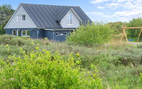 Taio - 500M from the Sea: Strauch, Urban Design, Ground, Backstein, Wohnung, Estate, Mauerwerk, Balkon, Landscaping