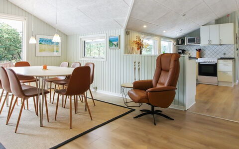 Keke - 2.5Km from the Sea: Strauch, Urban Design, Ground, Backstein, Wohnung, Estate, Mauerwerk, Balkon, Landscaping