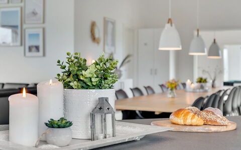 Fridel - 4Km from the Sea: Möbel, Interior Design, Tabelle, Geschirr, Zuhause, Blumentopf, Beleuchtung, Küche & Esszimmer Tisch, Stuhl, Esszimmer