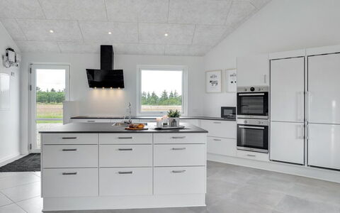 Fridel - 4Km from the Sea: Küche, Flooring, Countertop, Decke, Küchengerät, Cabinetry, Major Appliance, Herd, Interior Design, Haushaltsgerät