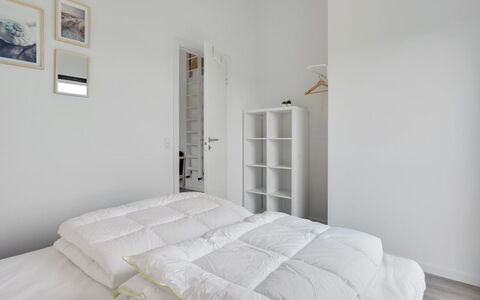 Fridel - 4Km from the Sea: Bett, Schlafzimmer, Bettdecke, Interior Design, Bedding, Möbel, Fussboden, Flooring, Decke, Linens