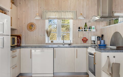 Granke - 3.8Km from the Sea: Küche, Küchengerät, Countertop, Interior Design, Möbel, Major Appliance, Flooring, Holz, Cabinetry, Decke