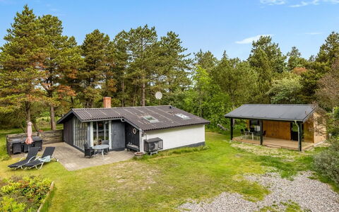 Saxi - 2.6Km from the Sea: Möbel, Interior Design, Stuhl, Flooring, Tabelle, Resort, Fussboden, Decke, Zimmer, Eco Hotel