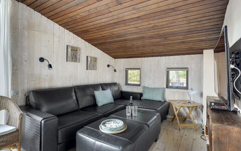Saxi - 2.6Km from the Sea: Interior Design, Möbel, Flooring, Couch, Holz, Decke, Fussboden, Wohnzimmer, Zimmer, Holzboden