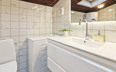 Saxi - 2.6Km from the Sea: Flooring, Armatur, Fussboden, Interior Design, Holz, Sinken, Badezimmerschrank, Zapfhahn, Badezimmer, Installation