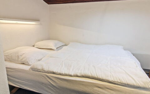 Saxi - 2.6Km from the Sea: Bett, Schlafzimmer, Bettdecke, Fussboden, Bedding, Holz, Flooring, Decke, Interior Design, Linens