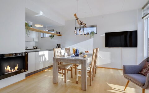 Pirkko - 100M from the Sea: Möbel, Interior Design, Flooring, Holz, Decke, Fussboden, Zimmer, Beleuchtung, Light Fixture, Wohnzimmer
