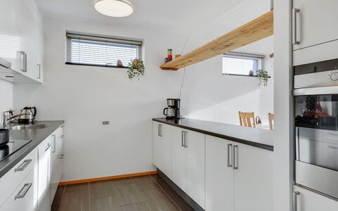 Pirkko - 100M from the Sea: Countertop, Küche, Interior Design, Flooring, Cabinetry, Holz, Decke, Möbel, Küchengerät, Armatur