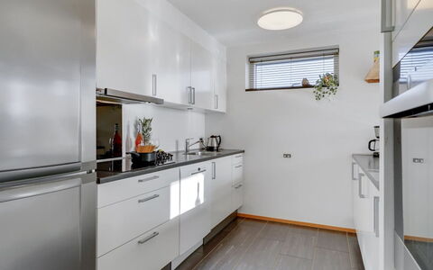 Pirkko - 100M from the Sea: Countertop, Küche, Cabinetry, Interior Design, Küchengerät, Flooring, Major Appliance, Möbel, Decke, Haushaltsgerät